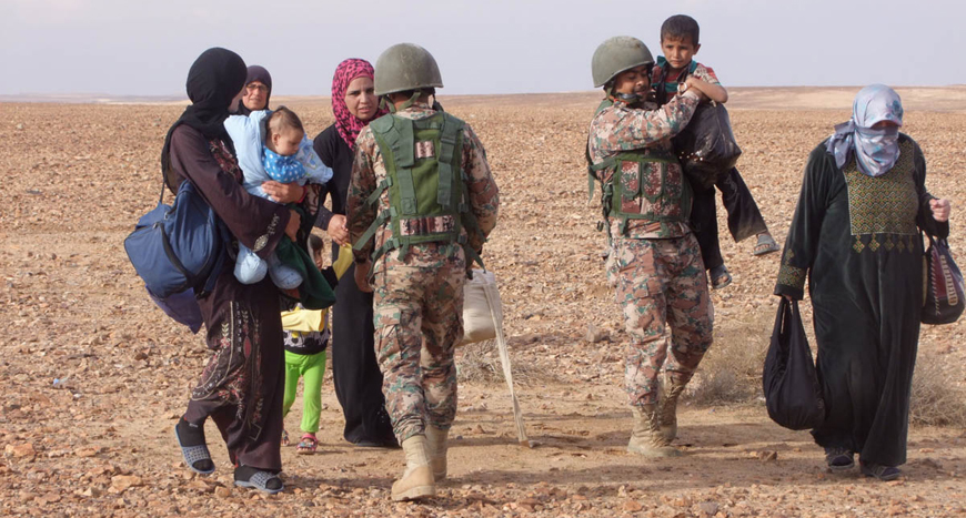 Border Guards assist new Syrian refugee arrivals in the northern region this week (Petra photo)